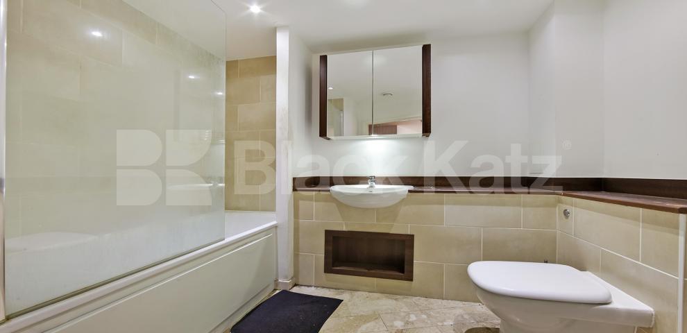 			LET , 3 Bedroom, 2 bath, 1 reception Penthouse			 Vancouver House , Surrey Quays Road